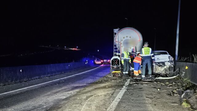 Imagen del vehículo y el camión tras el accidente. 