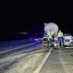 Imagen del vehículo y el camión tras el accidente. 