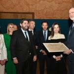 El presidente López Miras entrega a los Reyes Felipe y Letizia el ejemplar del grabado de imprenta «Proclamación de la Constitución de 1837»