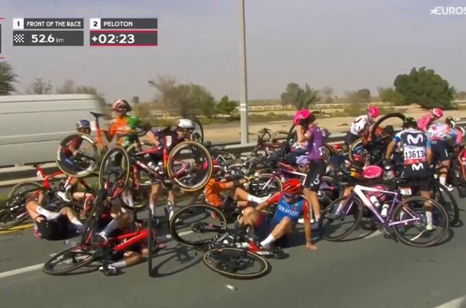 Tremenda caída en el UAE Tour femenino: 35 corredoras al suelo