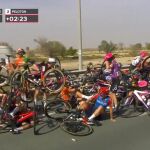 Tremenda caída en el UAE Tour femenino: 35 corredoras al suelo