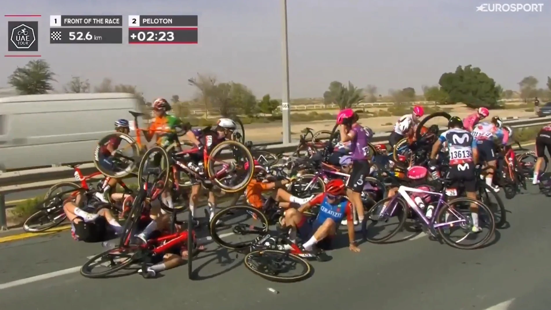 Tremenda caída en el UAE Tour femenino: 35 corredoras al suelo