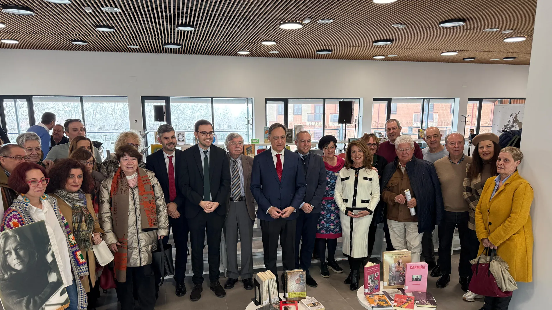 El alcalde de Salamanca, Carlos García Carbayo; y el concejal de Cultura, Ángel Fernández Silva, presentan el programa de actividades sobre Martín Gaite