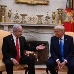 O.Próximo.- Netanyahu regala un 'busca' de oro a Trump como recuerdo del operativo contra miembros de Hezbolá