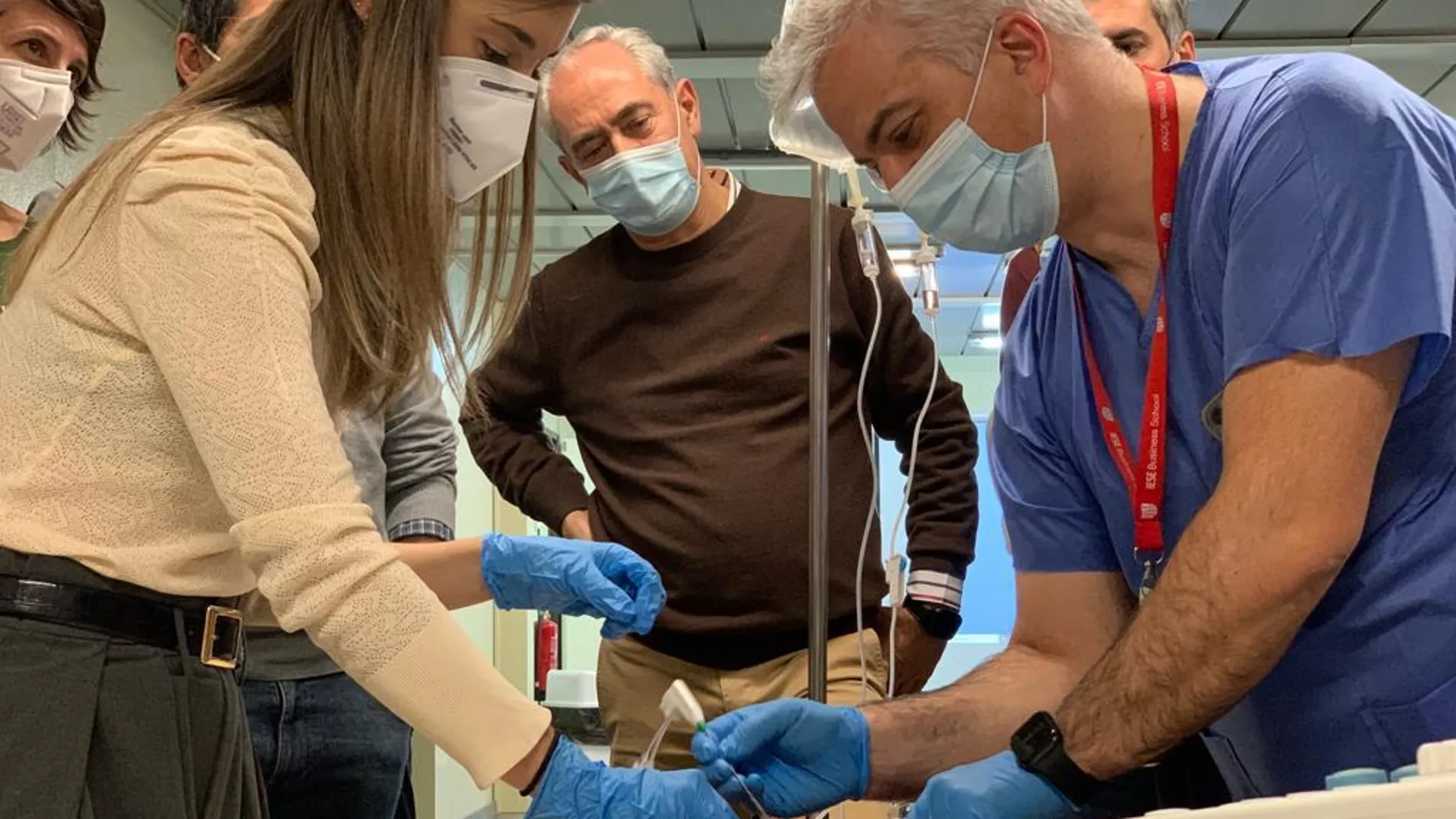 Aprendizaje de punción hepática ecoguiada con el jefe del servicio de Cirugía, con el Dr. Pablo Parra, como instructor.