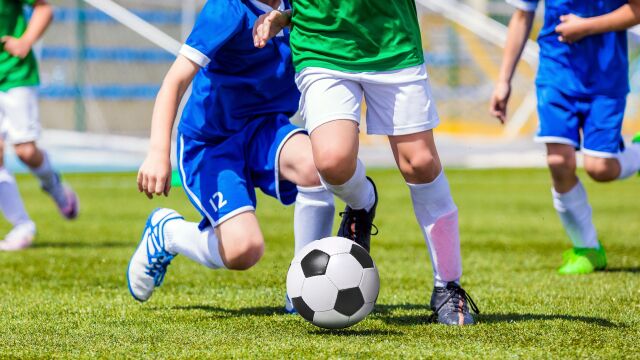 Niños jugando al fútbol