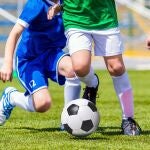 Niños jugando al fútbol