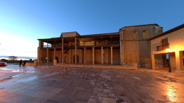 Exterior de la iglesia museo de Santa María en Becerril de Campos, que alberga algunas de las mejoras obras de Pedro Berruguete o Juan de Juni