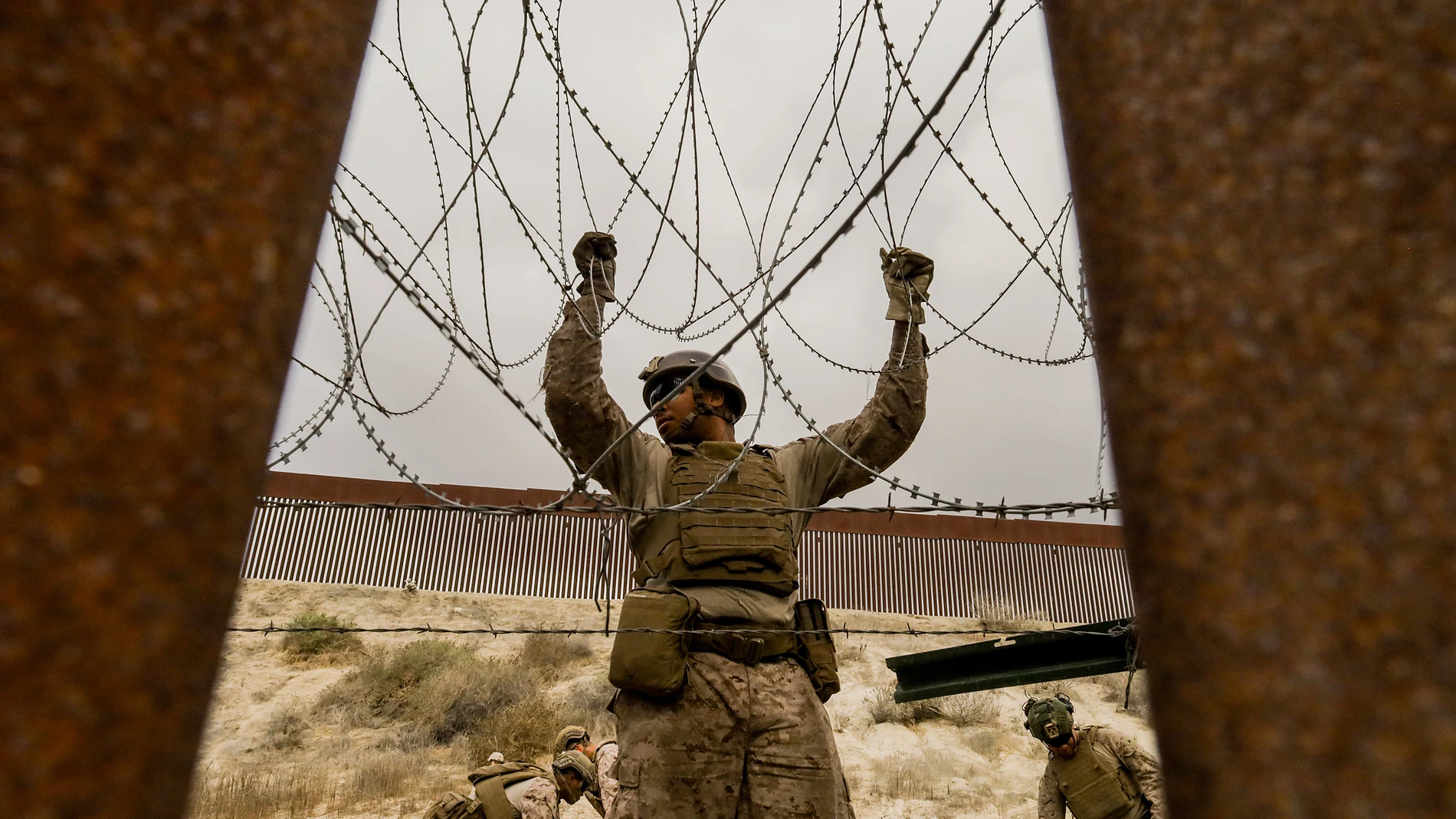 MEX2294. TIJUANA (MÉXICO), 06/02/2025.- Un integrante del ejercito de Estados Unidos refuerza un muro con alambre de púas este jueves, en la frontera con la ciudad de Tijuana, en Baja California (México). Elementos del Ejército de Estados Unidos comenzaron a reforzar el muro fronterizo en la frontera entre San Diego y la ciudad mexicana de Tijuana, en la zona aledaña al puerto internacional de San Ysidro. EFE/ Joebeth Terríquez