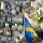 La bandera sueca entre las flores y velas de un memorial por las víctimas del tiroteo masivo en Örebro