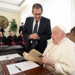 Sevilla.-Cajasol.- Antonio Pulido entrega al Papa Francisco el libro 'Sevilla en clausura' en el Vaticano