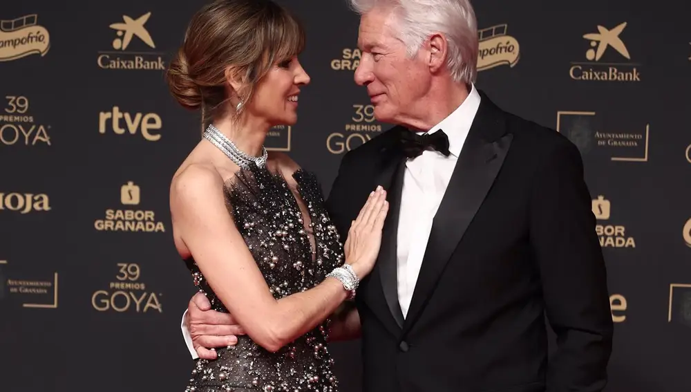 Richard Gere derrocha elegancia en la alfombra roja de los Goya 2025
