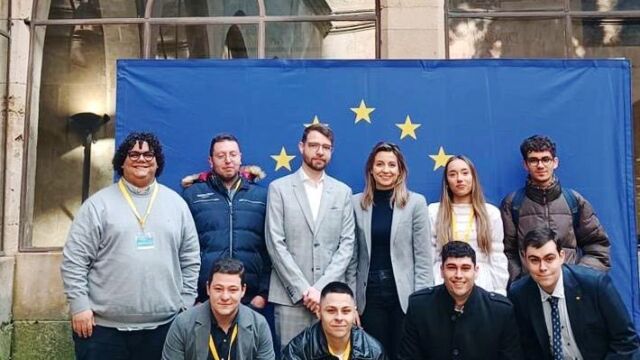 Irene Muñoz junto a alumnos participantes en la II Olimpiada Autonómica sobre la Unión Europea en Castilla y León