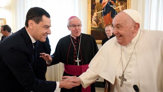 Juanma Moreno saluda al Papa Francisco