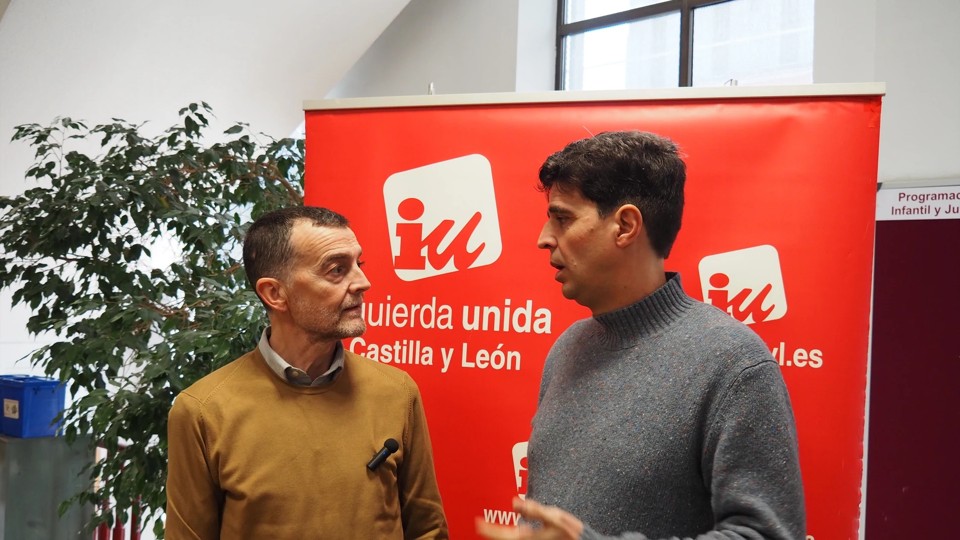 Antonio Maíllo conversa con Juan Gascón antes de presentar la iniciativa