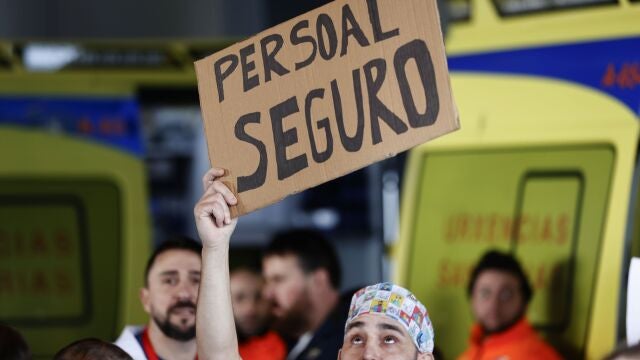 Concentración convocada este jueves a las puertas del Complejo Hospitalario Universitario de A Coruña (CHUAC) después de que un paciente agrediera el pasado lunes con un arma blanca a un enfermero de urgencia y a un guardia de seguridad de este centro.