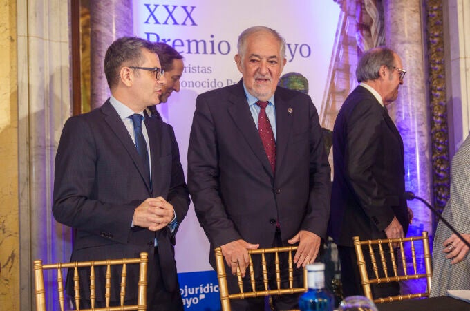 Félix Bolaños y Cándido Conde-Pumpido, en los Premios Pelayo