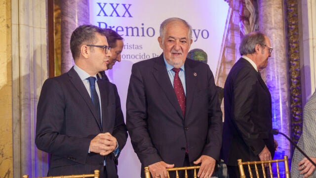 Félix Bolaños y Cándido Conde-Pumpido, en los Premios Pelayo