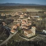 Reportaje en el pueblo burgalés de Jaramillo Quemado, una de las poblaciones de España con menor censo de población. Sus vecinos preparan el colegio electoral días antes de la celebración de las elecciones autonómicas de Castilla y León.