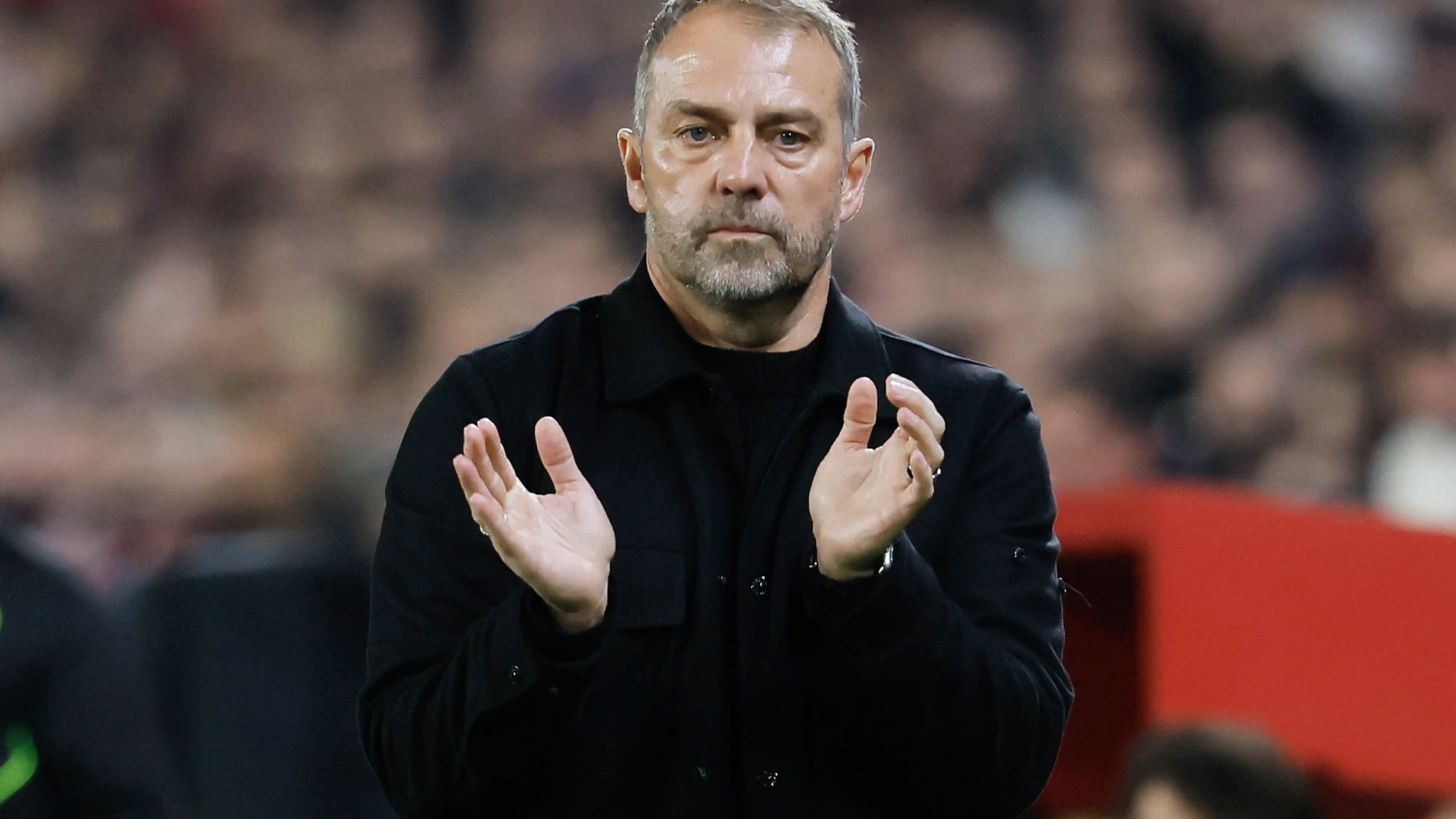 SEVILLA, 09/02/2025.- El entrenador del Barcelona, Hansi Flick, durante el partido de LaLiga de fútbol que Sevilla FC y FC Barcelona disputan este domingo en el estadio Ramón Sánchez-Pizjuán. EFE/José Manuel Vidal