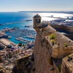 En primer término, el Puerto deportivo de Alicante, y al fondo, la zona industrial