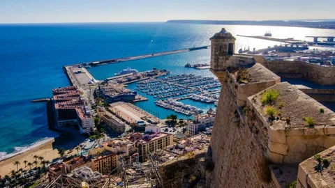 En primer término, el Puerto deportivo de Alicante, y al fondo, la zona industrial