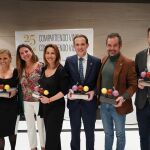 Foto de Familia de Conrado Íscar con los premiados de la provincia de Valladolid