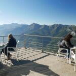 Las dos cafeterías que sobrevuelan los Picos de Europa y que te enamorarán en Cantabria