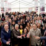 Conrado Íscar, Víctor Alonso y Pablo Sáez brindan con un rosado en la Fiesta del Vino de Mucientes