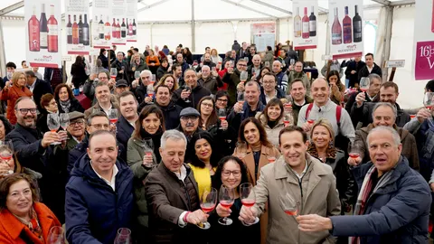 Conrado Íscar, Víctor Alonso y Pablo Sáez brindan con un rosado en la Fiesta del Vino de Mucientes