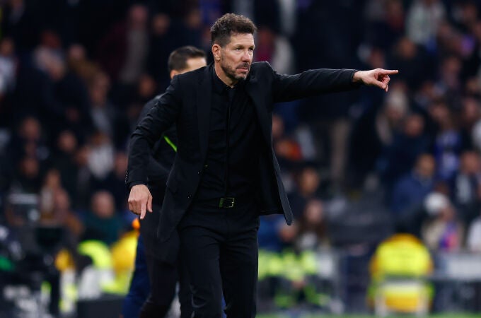 Simeone da instrucciones en la banda del Bernabéu