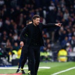 Simeone da instrucciones en la banda del Bernabéu