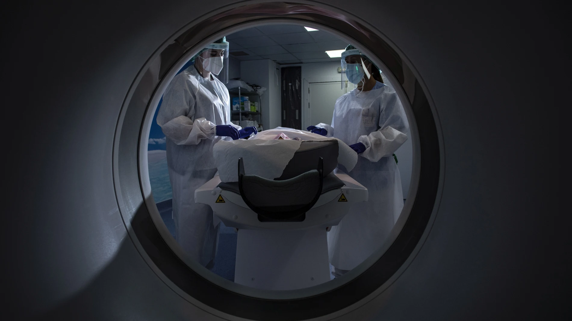 Reportaje sobre Covid en el Hospital Universitario de Mostoles en los departamentos de bioquímica, microbiología y radiología.