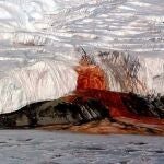 Las Cataratas de sangre son un fenómeno único en la Antártida en el que cascadas de color rojo cae entre el hielo y el glaciar del continente helado