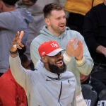 LeBron James y Luka Doncic celebran en el banquillo de los Lakers la victoria ante los Pacers