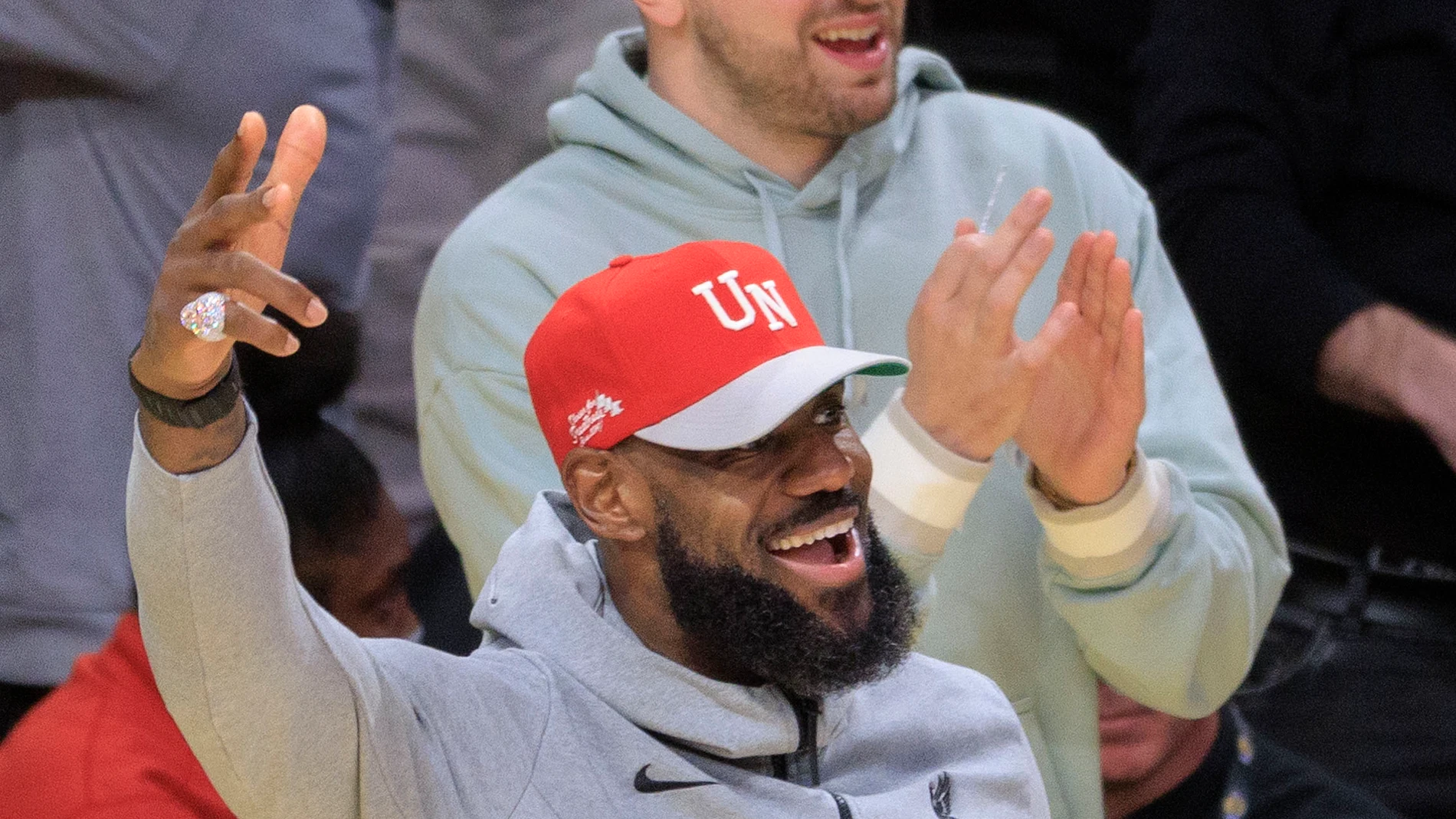 LeBron James y Luka Doncic celebran en el banquillo de los Lakers la victoria ante los Pacers