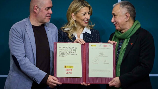 La vicepresidenta segunda del Gobierno, Yolanda Díaz, junto a los secretarios generales de CCOO y UGT, Unai So