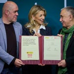 La vicepresidenta segunda del Gobierno, Yolanda Díaz, junto a los secretarios generales de CCOO y UGT, Unai So