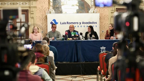 Imagen de la rueda de prensa de la familia del empresario Juan Antonio Hans Checa y el letrado Luis Romero
