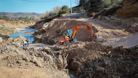 Valencia.- Avanzan las obras del paso sobre el barranc de l'Horteta en la Font de la Teula arrasado por la dana