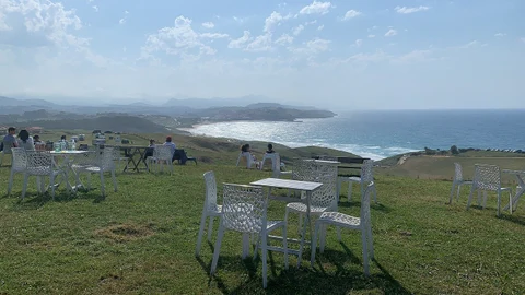 ¿Sabes dónde está la terrazuca con las vistas más espectaculares de Cantabria? En este lugar de ensueño