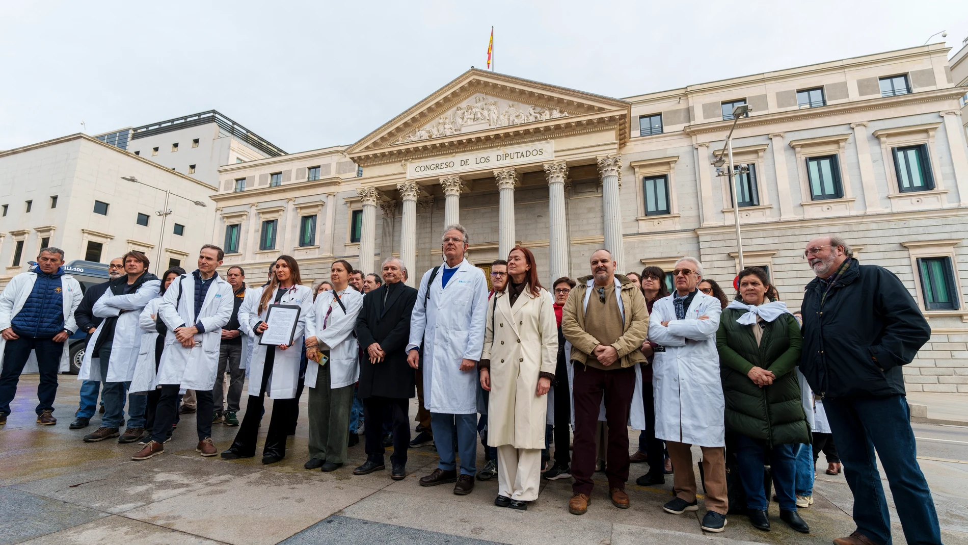 Médicos se concentran frente al Congreso de los Diputados para reclamar un estatuto médico propio que mejore las condiciones laborales de la profesión