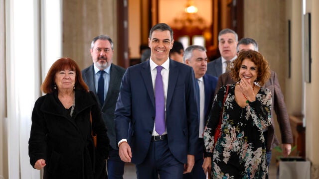 Pedro Sánchez reúne a los grupos parlamentarios en el Congreso y el Senado para analizar el nuevo periodo de sesiones ordinarias.