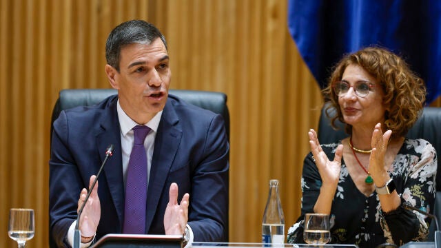 Pedro Sánchez reúne a los grupos parlamentarios en el Congreso y el Senado para analizar el nuevo periodo de sesiones ordinarias.