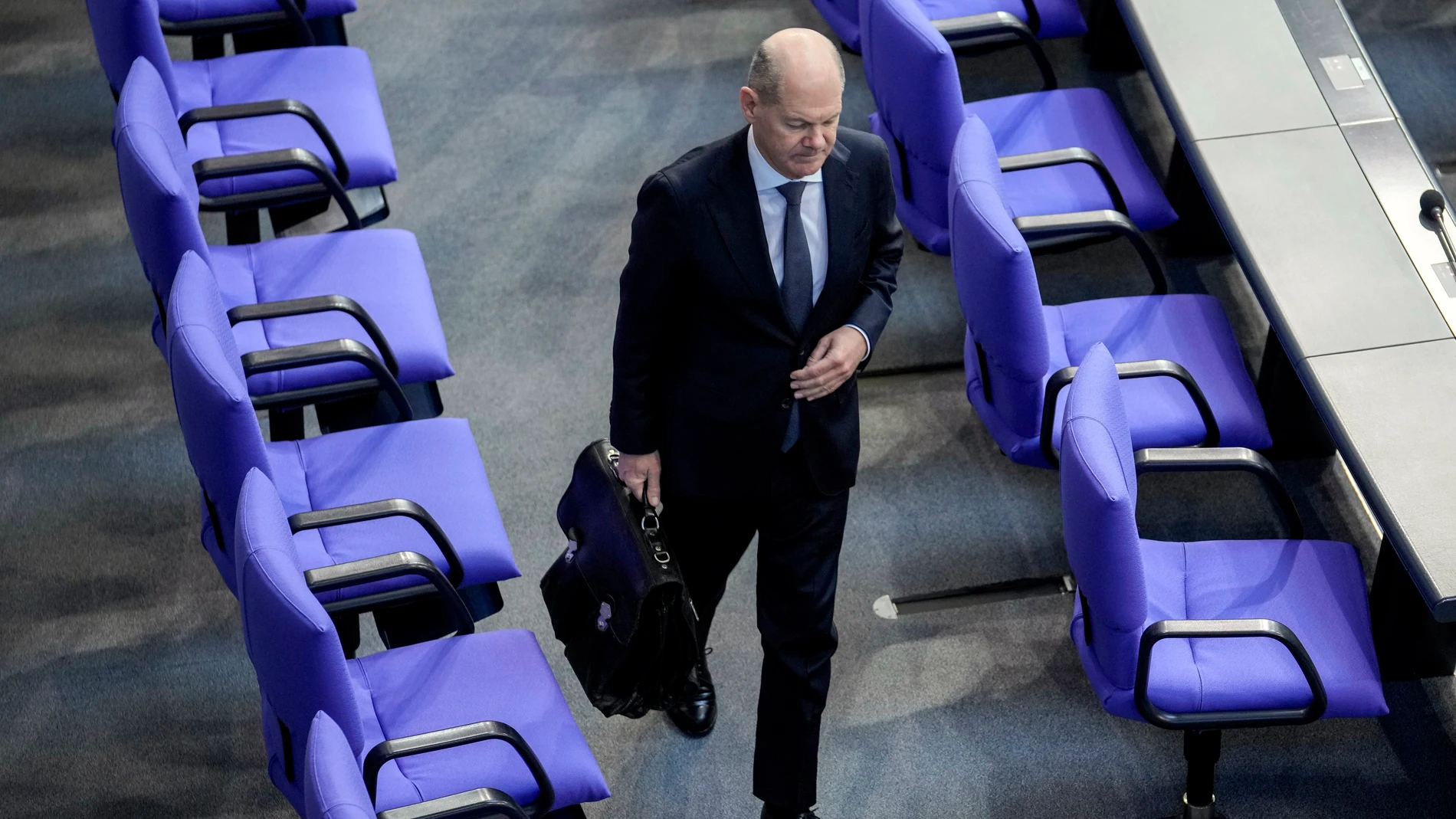 German Chancellor Olaf Scholz leaves parliament after the last parliament session ahead of national's elections, at the Bundestag parliament in Berlin, Germany, Tuesday, Feb. 11, 2025. (AP Photo/Ebrahim Noroozi)