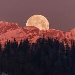 Luna llena montaña