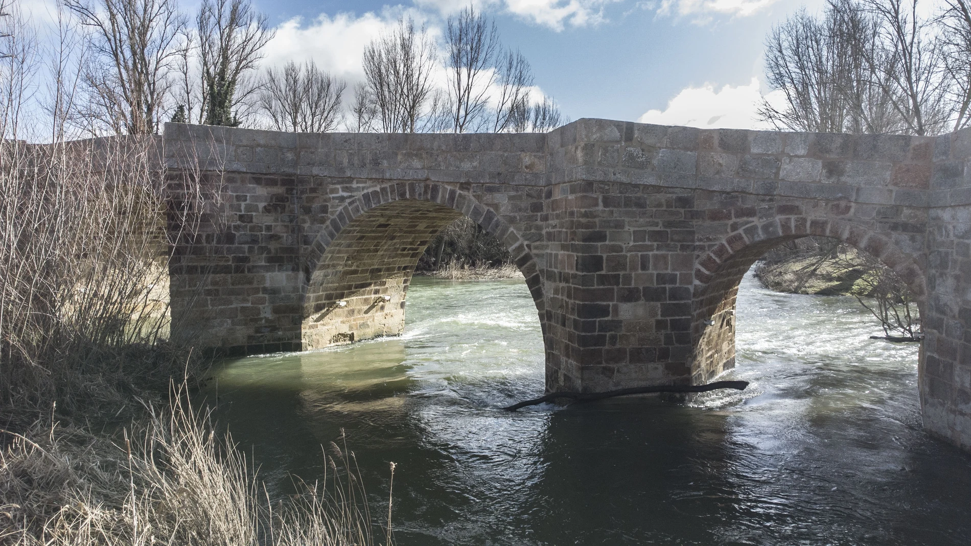Puente Canto sobre el río cea en Sahagún (León)
