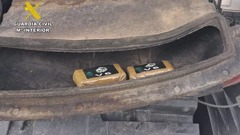 MURCIA.-Sucesos.- Detenidos dos vecinos de Lorca y Cieza transportando 200 gramos de hachís en el motor de un vehículo en Hellín