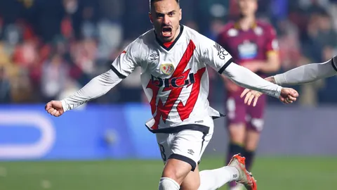 MADRID.-El centrocampista Álvaro García renueva con el Rayo Vallecano hasta el 2028