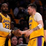 LeBron y Doncic se saludan durante el partido ante los Jazz